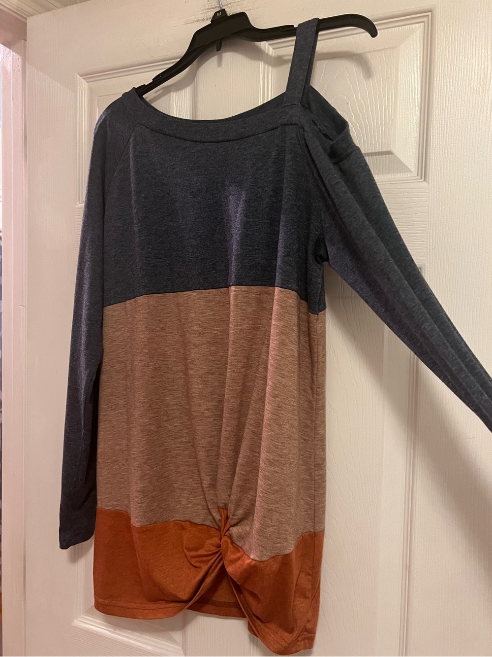 Excellent condition! Cold-Shoulder Colorblock Long Sleeve Top. Size Large. - Picture 8 of 15
